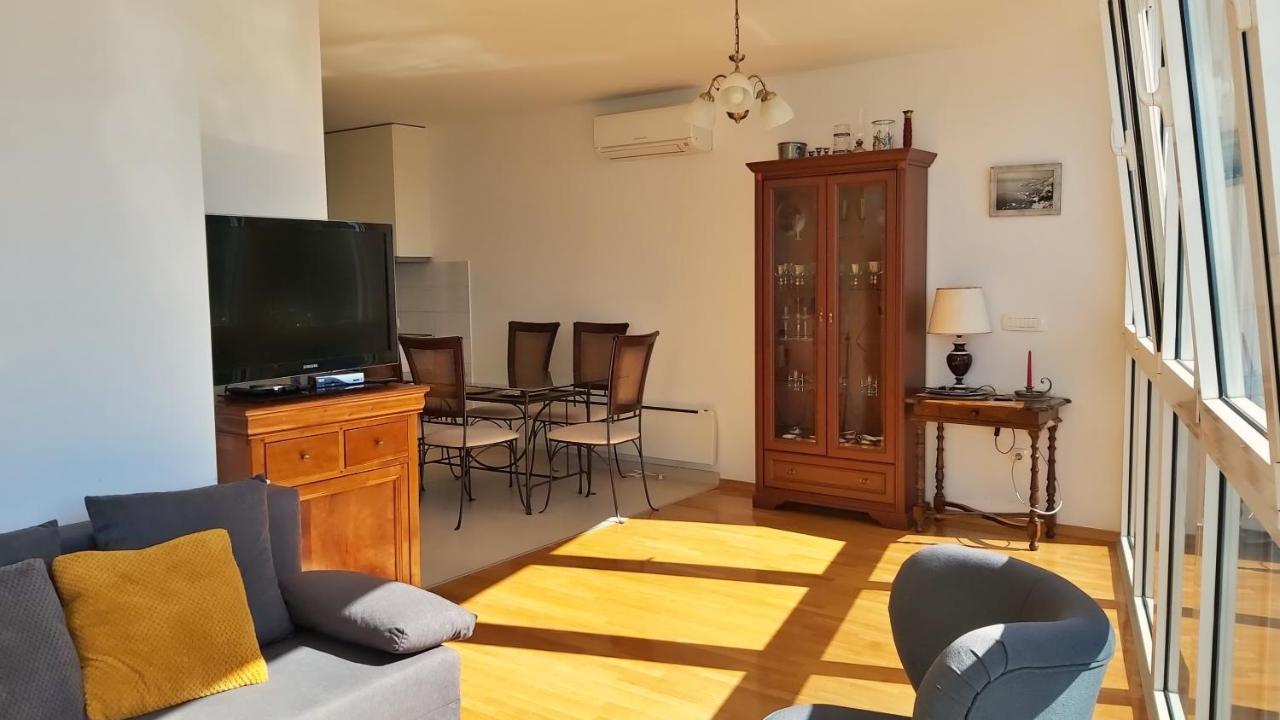 Apartment Lora Omiš Esterno foto